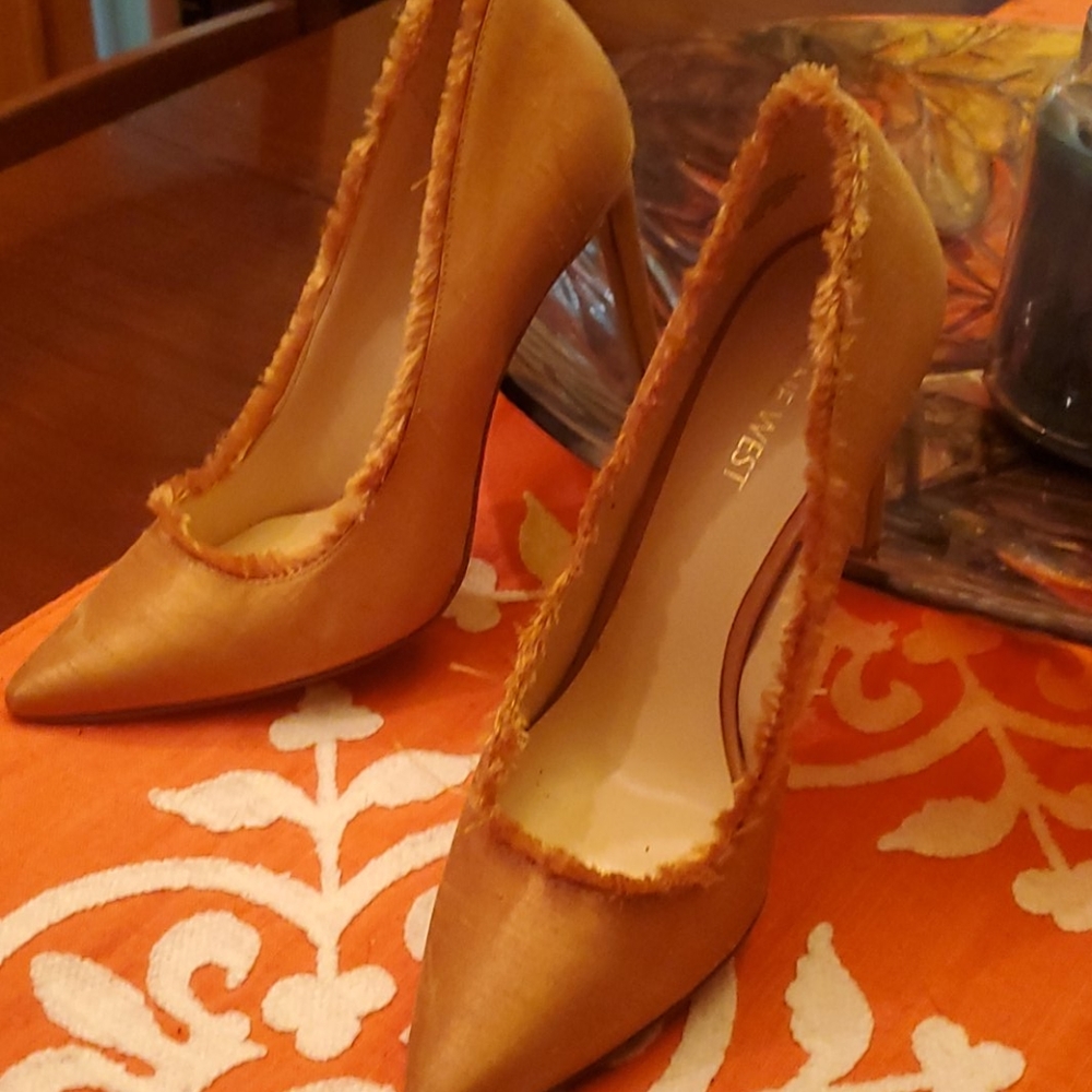 Nine west gold raw silk heels